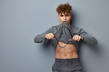 Şişirilmiş gövde modeli pozu veren yakışıklı adam izole edilmiş arka plan