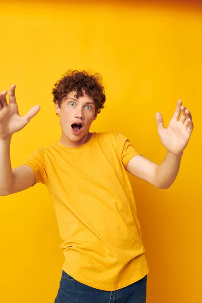 Jonge gekrulde man draagt stijlvol geel t-shirt poserend Lifestyle ongewijzigd — Stockfoto