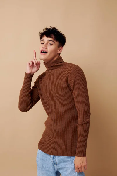 Foto ung pojkvän brun polotröja poserar mode isolerad bakgrund oförändrad — Stockfoto