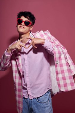 Romantik genç erkek arkadaşın kendine güveni pembe ekose ceket modeli stüdyosu.