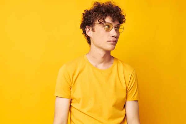 Lindo pelirrojo chico joven estilo gafas estudio casual desgaste monocromo disparo — Foto de Stock