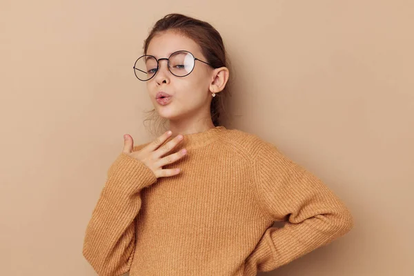 Söt flicka med glasögon känslor gest händer beige bakgrund — Stockfoto