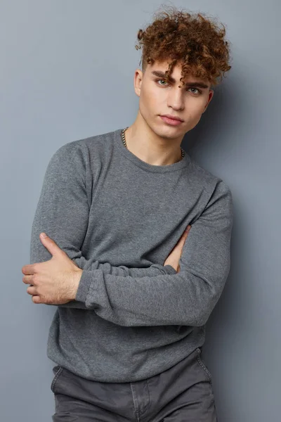 Stilig kille i en grå sweatshirt mode studio Livsstil oförändrad — Stockfoto