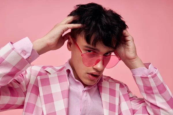 Красивий чоловік модні рожеві сонцезахисні окуляри піджак позує ізольований фон незмінний — стокове фото