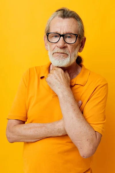 Anciano hombre posando amarillo camiseta gafas recortado ver —  Fotos de Stock