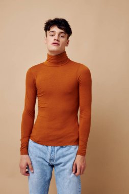 Moda giysileri içinde genç bir adamın portresi stüdyo tarzı modern yaşam tarzı değiştirilmemiş.