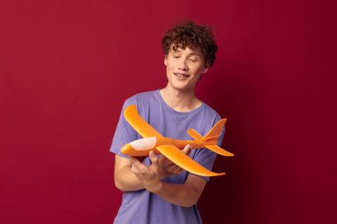 Genç sarı uçak eğlenceli poz veriyor. Yaşam tarzı değişmemiş.