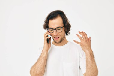 Neşeli adam telefon iletişimi el hareketi yaşam tarzı değiştirilmemiş