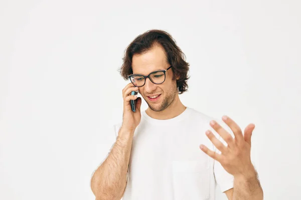 Atraktivní muž mluvící o telefonních technologiích Životní styl beze změny — Stock fotografie