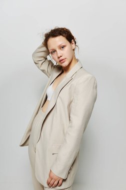 Hafif takım elbiseli neşeli bir kadın el hareketleriyle izole edilmiş arka planlar değiştirilmemiş.