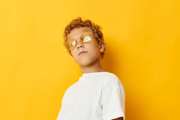 Mały chłopiec pozowanie casual nosić emocje żółty tło bez zmian — Zdjęcie stockowe