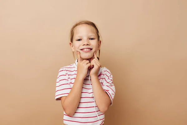 Küçük kız kulaklıkları eğlence duyguları izole edilmiş arka plan — Stok fotoğraf