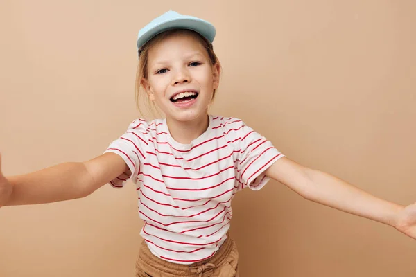 Schattig meisje in blauw caps gestreepte t-shirt emoties geïsoleerde achtergrond — Stockfoto