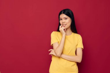 Güzel esmer jestler, sarı tişörtlü elleri, günlük kıyafetleri, değiştirilmemiş yaşam tarzı.