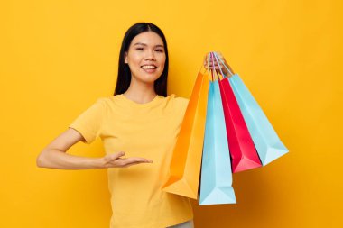 El alışverişinde paketleri olan Asyalı güzel bir kadın portresi değiştirilmemiş.