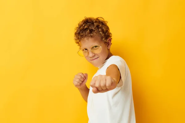 Leuke kleine jongen in een wit T-shirt met bril gebaren met zijn handen levensstijl ongewijzigd — Stockfoto