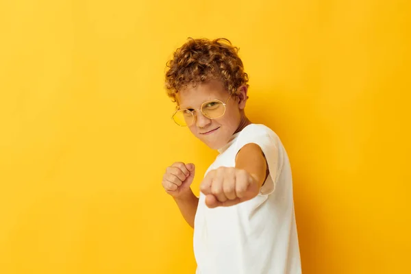 可愛いです男の子で白いtシャツで眼鏡ジェスチャーとともに彼の手のライフスタイル変更なし — ストック写真