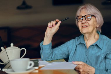 Bir iş kadını kağıt ve kalem kağıtlarını belgeledi Freelancer değiştirilmeden çalıştı