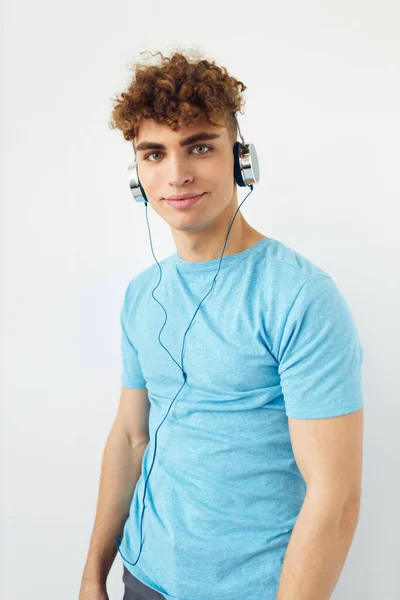 Homem atraente em azul t-shirts fones de ouvido moda inalterada — Fotografia de Stock
