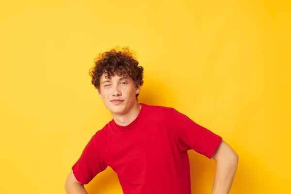 Young curly-haired man summer style fashion posing isolated background unaltered — Stockfoto