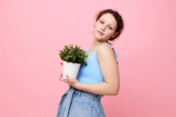 Drôle fille fleur dans blanc pot posant émotion isolée milieux inchangés — Photo