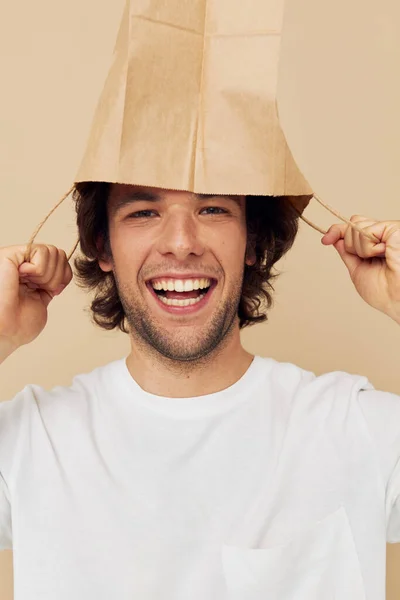 Man papier kruidenierszak poseren geïsoleerde achtergrond — Stockfoto