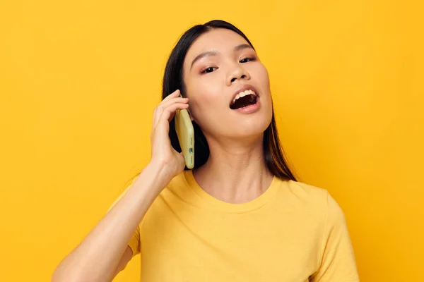 Pretty brunette communicates on the phone emotions studio model unaltered — Φωτογραφία Αρχείου