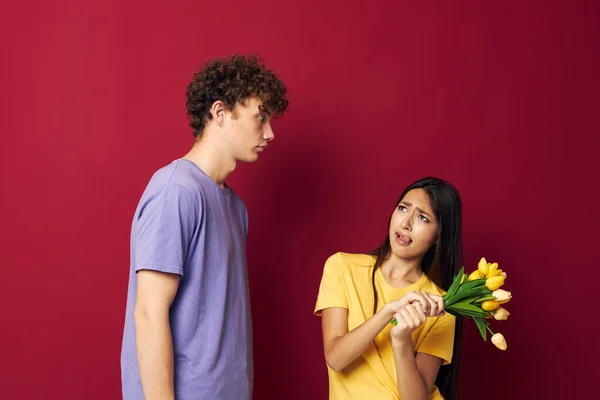 Jeune garçon et fille un bouquet de fleurs jaunes basé sur l'amitié Lifestyle inchangé — Photo