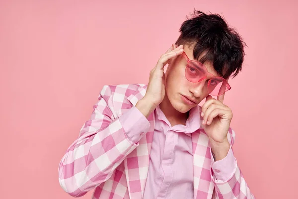 Foto de romántico joven novio moda rosa gafas de sol chaqueta posando estilo de vida inalterado — Foto de Stock