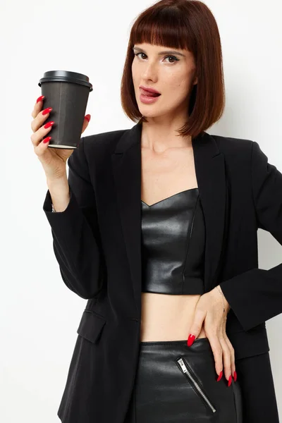 Portret van een vrouw in een pak glas koffie poseren geïsoleerde achtergrond — Stockfoto