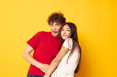 Sevimli, genç bir çift birbirlerine sarılmışlar. Hayat tarzları değişmemiş.