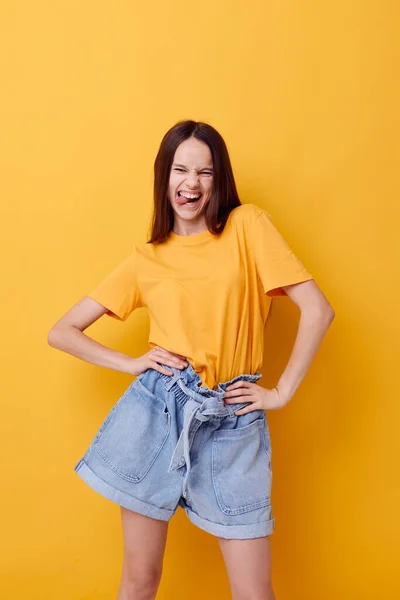 Menina bonita em um amarelo t-shirt emoções verão estilo amarelo fundo — Fotografia de Stock