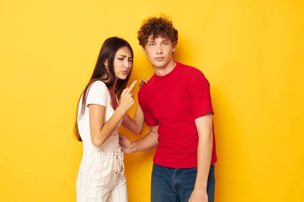 Roztomilý mladý pár spolu pózovat emoce close-up žluté pozadí beze změny — Stock fotografie