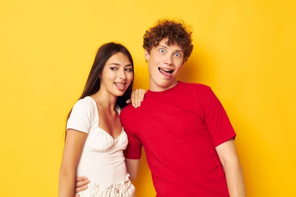 Portret van een man en een vrouw samen poseren emoties close-up gele achtergrond ongewijzigd — Stockfoto