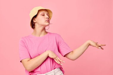 Şık genç kız modeli bej panama pembe tişörtlü el hareketi yaşam tarzı