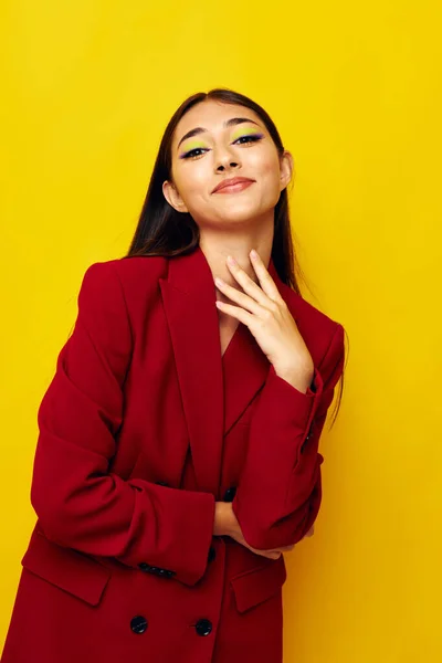 Приваблива дівчина мода піджак позує жовтий фон незмінним — стокове фото