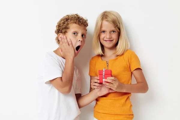 Мальчик и девочка стоят бок о бок подарок дружбы праздник — стоковое фото