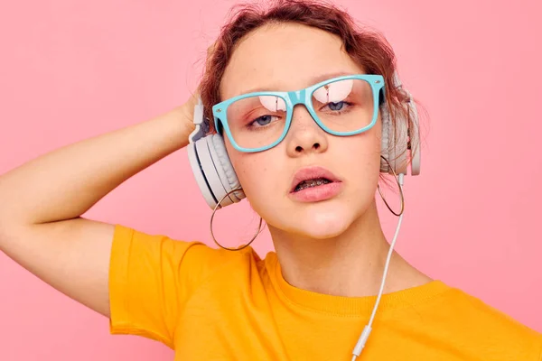 Schöne Frau Fratze Kopfhörer Musik Unterhaltungstechnologie rosa Hintergrund unverändert — Stockfoto