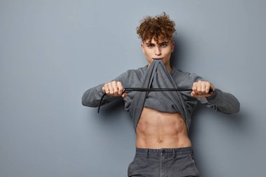 Çekici erkek seksi, kendine güvenen, soyutlanmış bir arka plan.