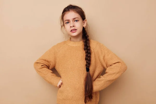 어린 소녀긴 꽁지 비게 스웨터를 입은 슬픈 어린 시절은 변함없었다 — 스톡 사진