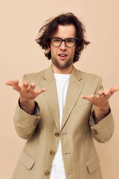 Atraktivní muž v obleku pózující emoce nosí brýle Životní styl beze změny — Stock fotografie