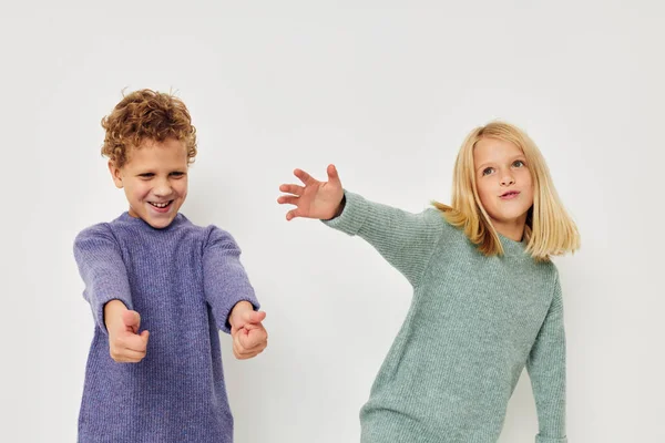 Foto van twee kinderen gesticuleren met hun handen bij elkaar geïsoleerde achtergrond — Stockfoto