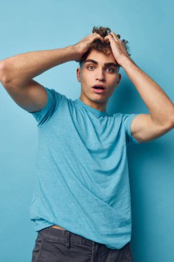 Çekici erkek duyguları, el hareketleriyle izole edilmiş arka plan oluşturur.