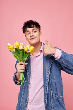 Sarı çiçekli genç bir buket tatil hediyesi zarif bir bayram.