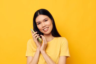 Güzel esmer, telefon duyguları ile iletişim kuruyor. Stüdyo modeli değiştirilmemiş.