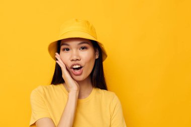 Kadın gündelik kıyafet stüdyo el hareketi sarı arka plan değiştirilmemiş