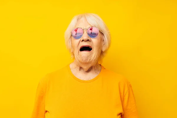 Emekli yaşlı bir kadının sarı tişörtlü mutlu bir hayat tarzı. — Stok fotoğraf