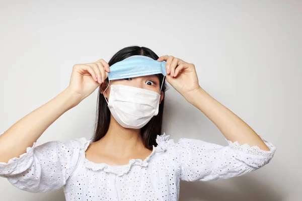 Portret aziatisch mooi jong vrouw medisch masker bescherming licht achtergrond ongewijzigd — Stockfoto