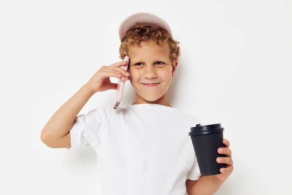 Lindo niño qué tipo de bebida es el teléfono en la mano comunicación luz fondo inalterado — Foto de Stock