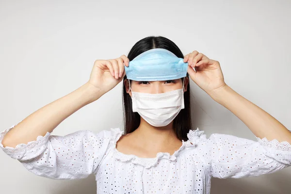 Portret aziatische mooi jong vrouw gezicht schild veiligheid close-up geïsoleerde achtergrond ongewijzigd — Stockfoto